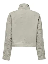 Chaqueta corta color gris claro, con cuello alto ajustable con cordones, cierre frontal con cremallera, bolsillos laterales con solapa y mangas largas. Diseño funcional y moderno.