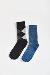 Pack de dos pares de medias de vestir Carouomo. Un par negro con diseño argyle en gris y blanco, y otro par azul con textura acanalada.