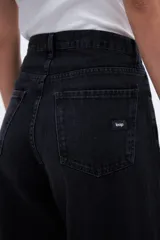 Pantalón de jean negro de corte amplio y relajado, con tiro alto y calce holgado.