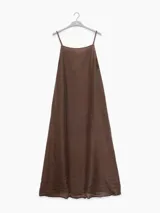 Vestido largo marrón con breteles finos y corte recto.