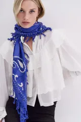 Pañuelo cuadrado de viscosa color azul con estampado de cachemir en blanco y flecos en los bordes.
