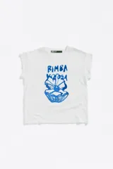 Camiseta corta de punto roma, con corte recto, cuello caja y pequeñas aberturas laterales, decorada con un logo metálico en la parte delantera.