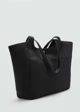 Bolso tipo tote color marrón claro, con doble asa de hombro y cierre metálico a presión.