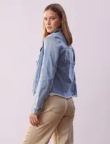 Campera de jean azul de la marca Baccini, con cuello solapa, abertura central con botones metálicos, bolsillos delanteros y ruedo desflecado.