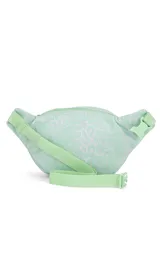 Riñonera JanSport Fifth Avenue negra con estampado de rayos blancos.