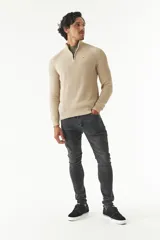 Sweater básico color beige de punto acanalado, con medio cierre frontal, cuello alto y logo bordado en el pecho.