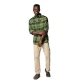 Camisa de franela Columbia para hombre, a cuadros en tonos negro, gris, beige y blanco. Confeccionada en algodón con elastano para mayor comodidad y flexibilidad. Cuenta con cuello abotonado, cierre frontal con botones, dos bolsillos en el pecho con cierre de botón y puños abotonados.