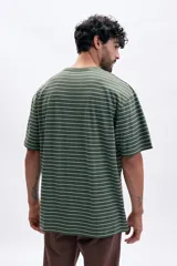 Remera verde con rayas horizontales blancas, de corte holgado y manga corta.