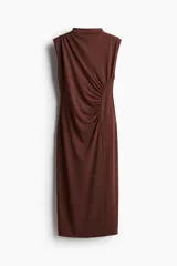 Vestido midi marrón sin mangas, de punto elástico, con cuello alto, corte ajustado y costura lateral fruncida que crea un efecto drapeado.
