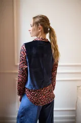 Pantalón palazzo verde musgo de terciopelo con cintura elastizada.