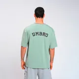 Remera verde con cuello redondo con ribete negro y beige, manga corta y parche con logo de la marca en el pecho.