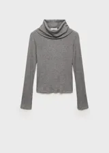 Camiseta de punto de canalé gris con cuello alto y manga larga.