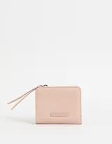 Billetera pequeña color rosa con textura símil cuero, cierre superior con cremallera y tiras de cuero sintético.