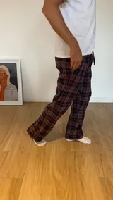 Pantalón de pijama de franela con diseño escocés, elástico en la cintura y dos bolsillos.