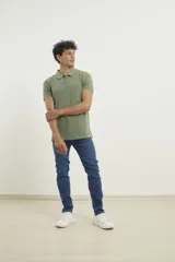 Remera polo de piqué color azul con cuello clásico y tapeta de tres botones.