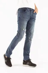 Pantalón jean azul de corte recto, con efecto lavado y roturas en las rodillas.