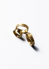 Anillo dorado de acero quirúrgico con diseño de guarda griega.