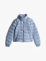Campera celeste acolchada con relleno de plumón, cuello chimenea y capucha plegable. Cuenta con cierre de cremallera, bolsillos laterales con cremallera y puños elásticos con botones a presión.