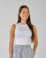 Musculosa blanca de viscosa y elastano, corte ajustado y cuello redondo.