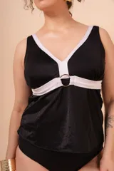 Trikini estampado con hojas en tonos verde, rosa y celeste, con detalle regulable en el escote y nudos regulables en cuello y espalda.