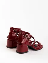 Sandalias negras de charol con tiras cruzadas y hebilla al tobillo. Tacón cuadrado. Marca Anita.