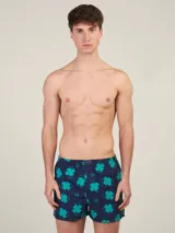 Bóxer de algodón blanco con estampado de flores pequeñas color celeste, con cintura elástica y logo de la marca en el centro.