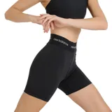 Shorts deportivos negros New Balance Sleek WS51182BK, de tiro alto y corte ajustado. Confeccionados en tejido elástico con tecnología NB DRY de secado rápido y logo estampado en la cintura.