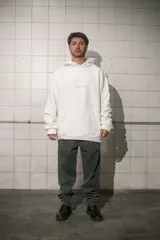 Buzo hoodie color crema de algodón con capucha y bolsillo tipo canguro.