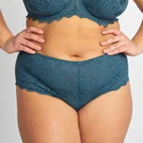 Conjunto de lencería de encaje azul petróleo, compuesto por un corpiño con aro y breteles regulables, y una bombacha tipo shorty.