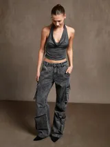 Top gris oscuro con cuello halter y espalda descubierta.