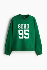Buzo verde con cuello redondo, puños y bajo acanalados. Estampado frontal con la palabra "SOHO" y el número "95" en color blanco.