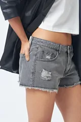 Short de jean gris oscuro con roturas y ruedo desflecado.