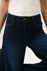 Pantalón de jean azul oscuro, de corte palazzo y tiro alto.