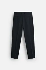 Pantalón de vestir azul marino, de corte slim fit, con bolsillos laterales y traseros. Se ajusta a la cintura con cinturón de cuero marrón.