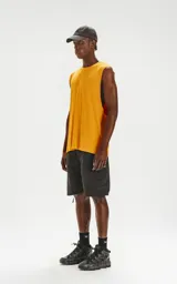 Musculosa mostaza de corte recto y cuello redondo.