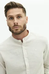 Camisa de lino con cuello mao y fit semi slim.