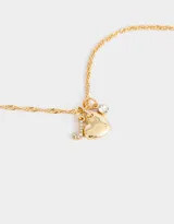 Cadena dorada con dije de strass y corazón de metal.