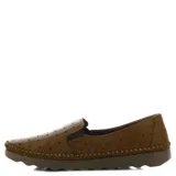 Zapato mocasín color marrón habana, con capellada de cuero perforada y elástico en los laterales.