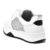Zapatillas deportivas urbanas blancas con detalles plateados con plataforma y logo negro en el lateral.