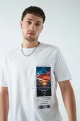 Remera azul marino de corte clásico con cuello redondo y manga corta. Estampado en el pecho con diseño geométrico en forma de triángulo que contiene una imagen de un atardecer.