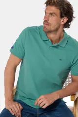 Remera polo de piqué lisa color rojo, con cuello en rib y botones personalizados.