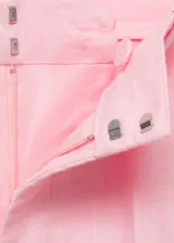 Pantalón de vestir celeste claro de lino, con tiro alto, corte recto, bolsillos laterales y traseros, trabillas y cierre frontal oculto con botón, gancho y cremallera.