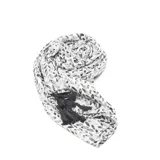 Pashmina rectangular de gasa sintética liviana, con estampado abstracto en tonos grises y negros, y terminación con flecos.