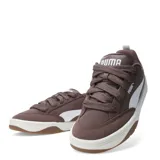 Championes urbanos Puma Park Lifestyle Street, color gris con detalles en blanco y suela marrón. Inspirados en el skate, combinan materiales sintéticos y gamuza, con al menos un 20% de materiales reciclados en la parte superior y un 10% en la parte inferior.