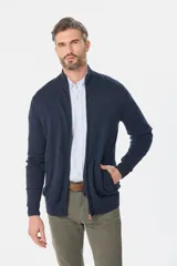 Campera tejida de algodón color azul con cierre frontal y cuello alto.