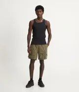 Musculosa de hombre color beige, de algodón acanalado, sin estampa y con cuello redondo.