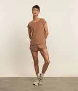 Remera lila de microfibra con escote redondo y mangas cortas.