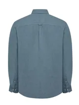 Camisa de manga larga azul con cuello clásico, cierre con botones y bolsillo en el pecho.