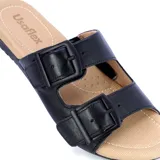 Sandalia casual de cuero color negro, con dos tiras anchas ajustables con hebillas metálicas negras.