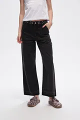 Pantalón jean negro de corte recto, tiro medio y ruedo desflecado.